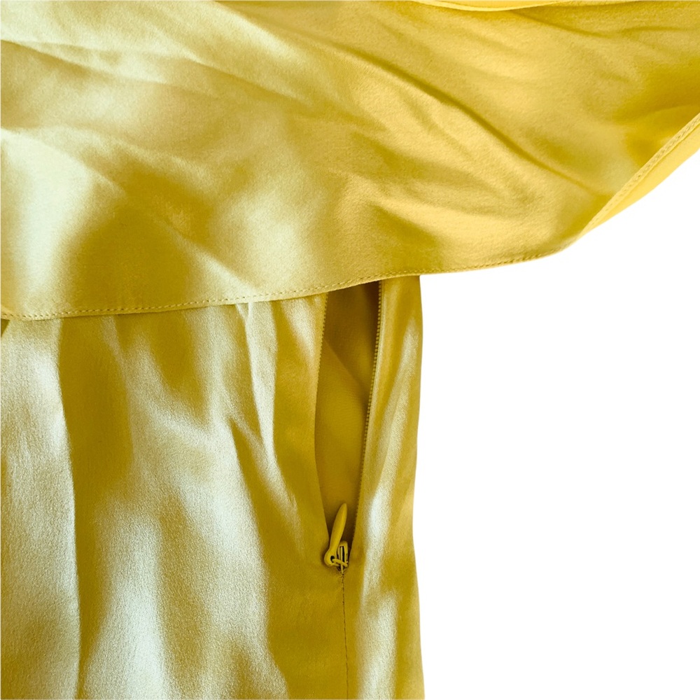 BCBG, Size Medium, short sleeve dirty yellow silk blouse - Picture 3 of 3